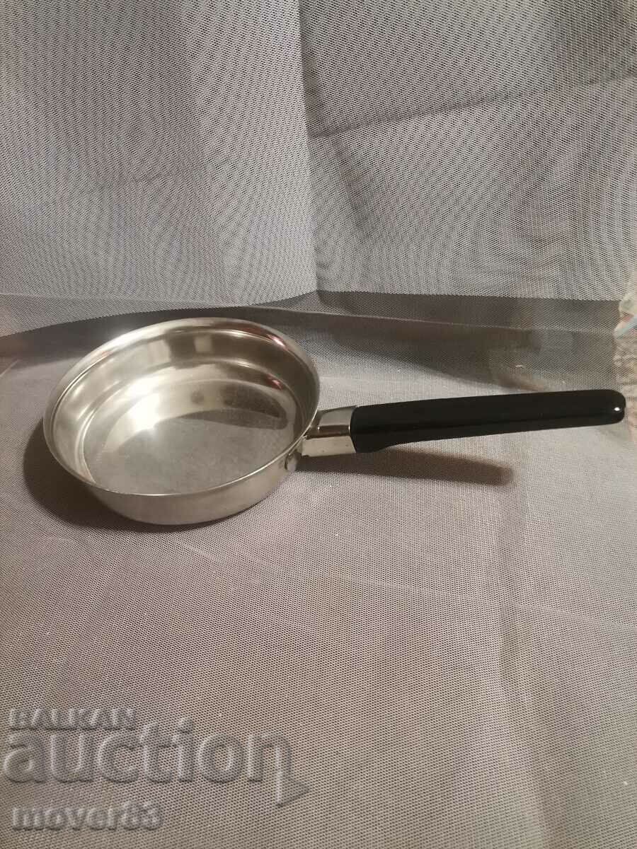 A small pan. Sahanche.