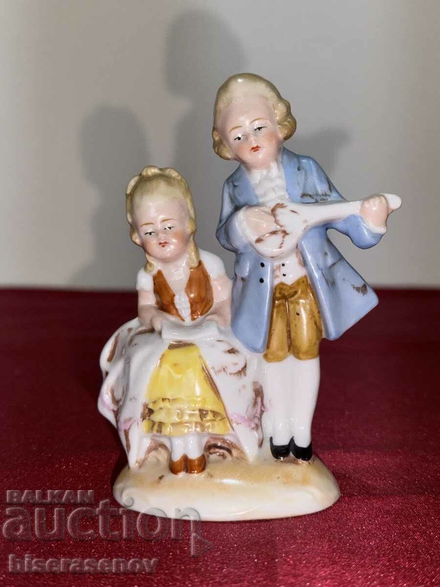 O figurină frumoasă din porțelan cu marcaje
