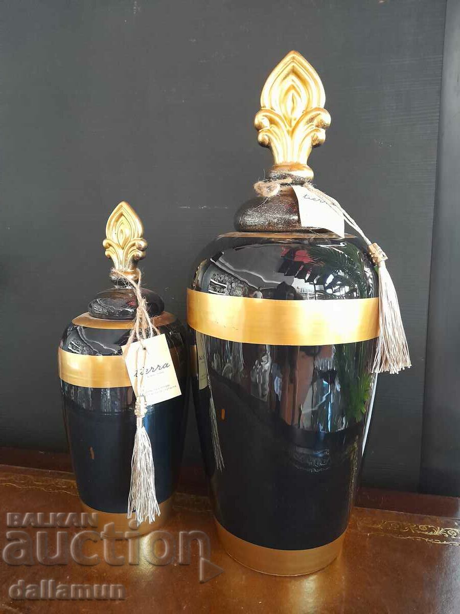Auction A pair of luxury vases with lids Auction A pair of luxury vases with lids