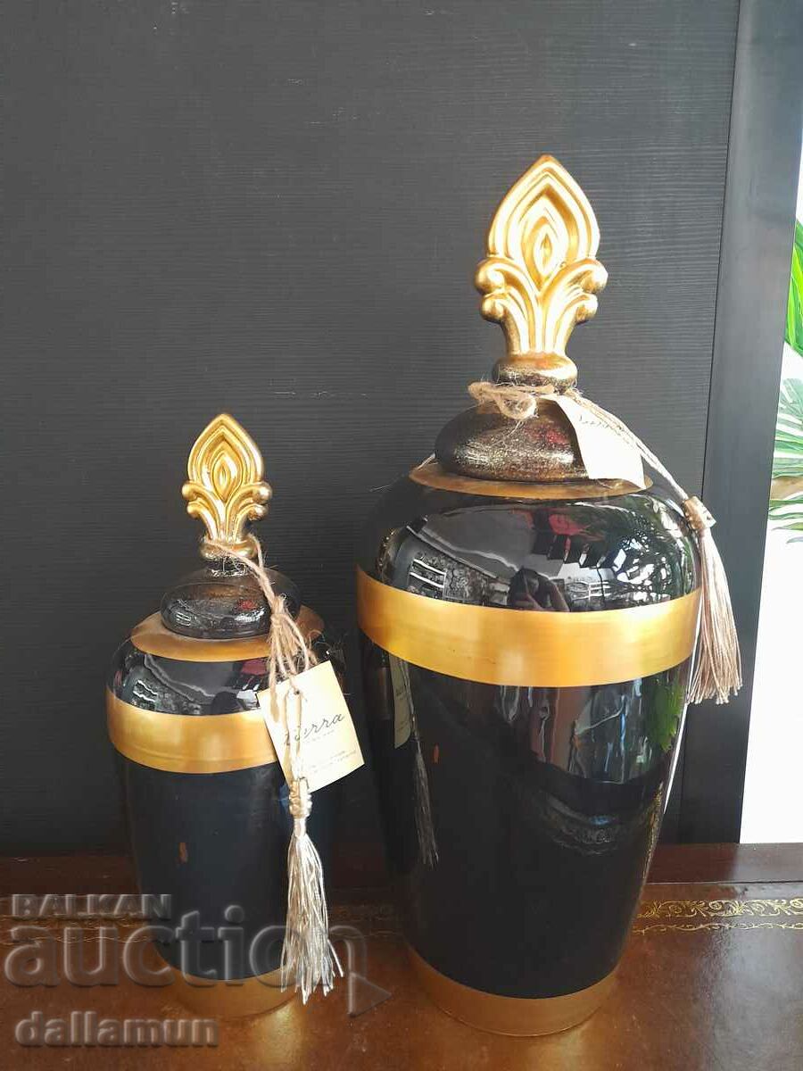 Delivery of A pair of luxury vases with lids Delivery of A pair of luxury vases with lids