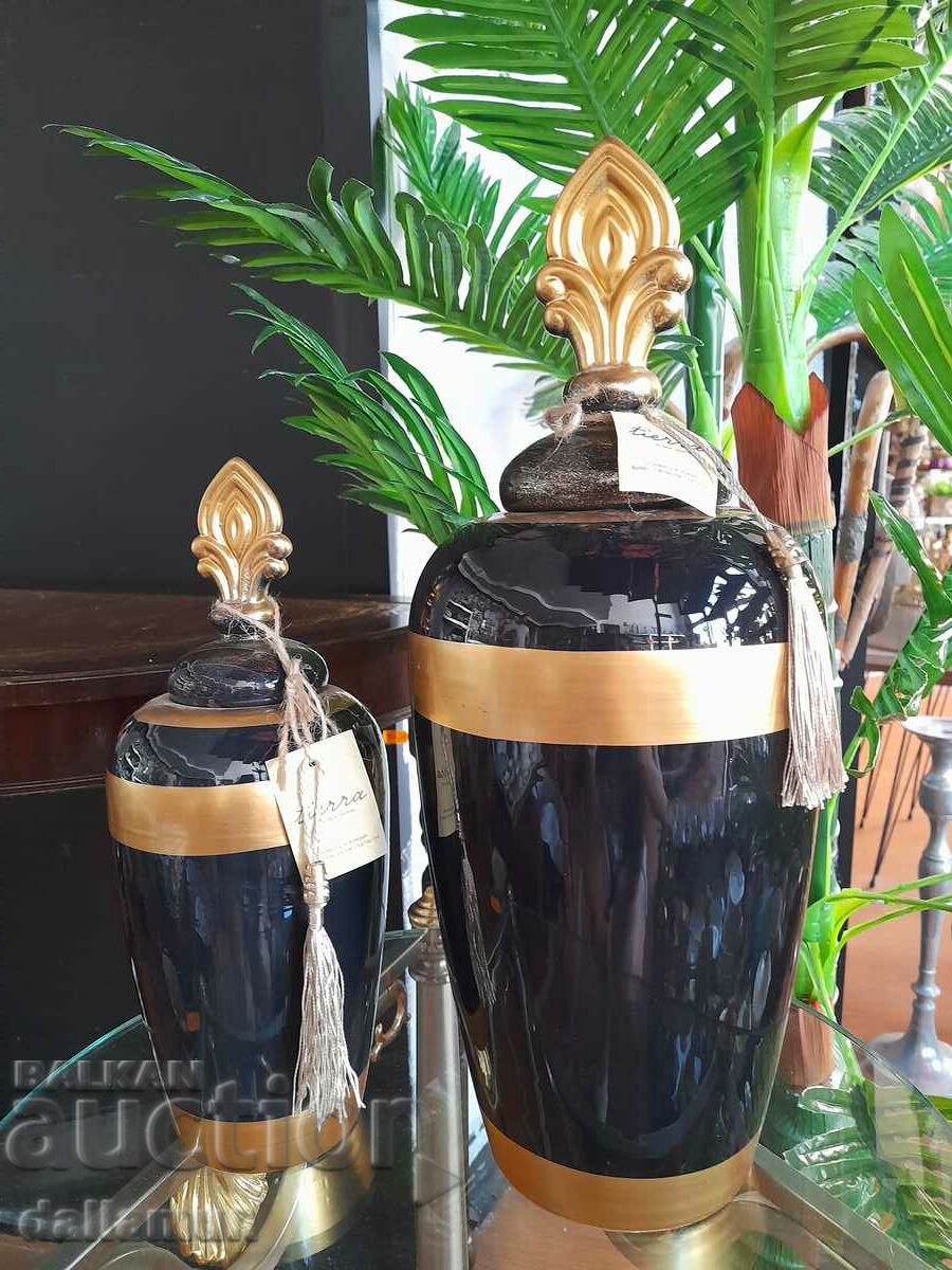 A pair of luxury vases with lids