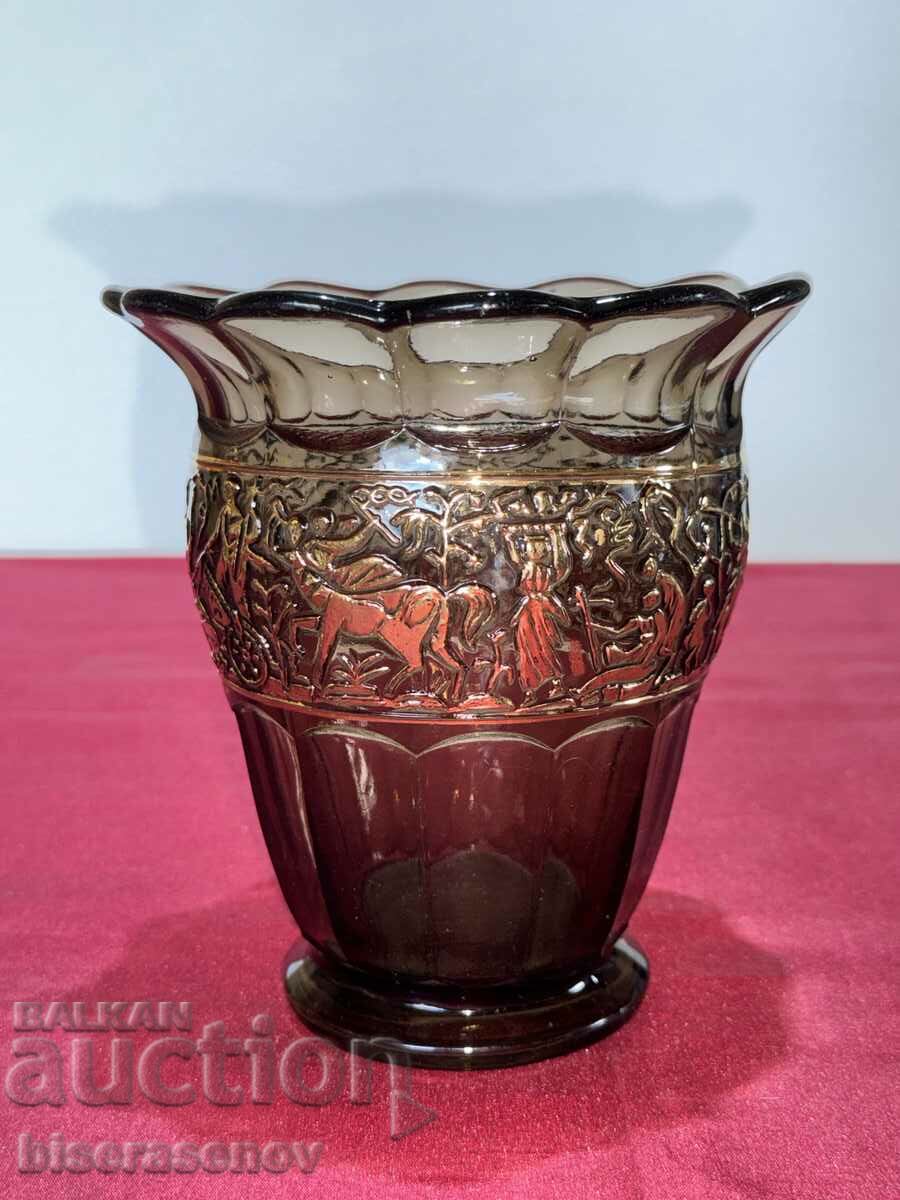 Красива стъклена ваза с позлатени релефни украшения