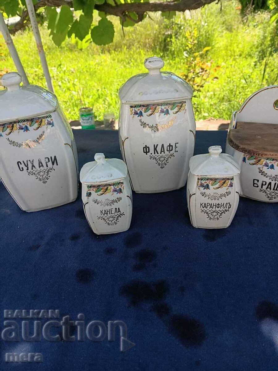 Πορσελάνινα βάζα μπαχαρικών από τις αρχές του περασμένου αιώνα με τιμή 140.00 BGN | € 71.58 Πορσελάνινα βάζα μπαχαρικών από τις αρχές του περασμένου αιώνα με τιμή 140.00 BGN | € 71.58