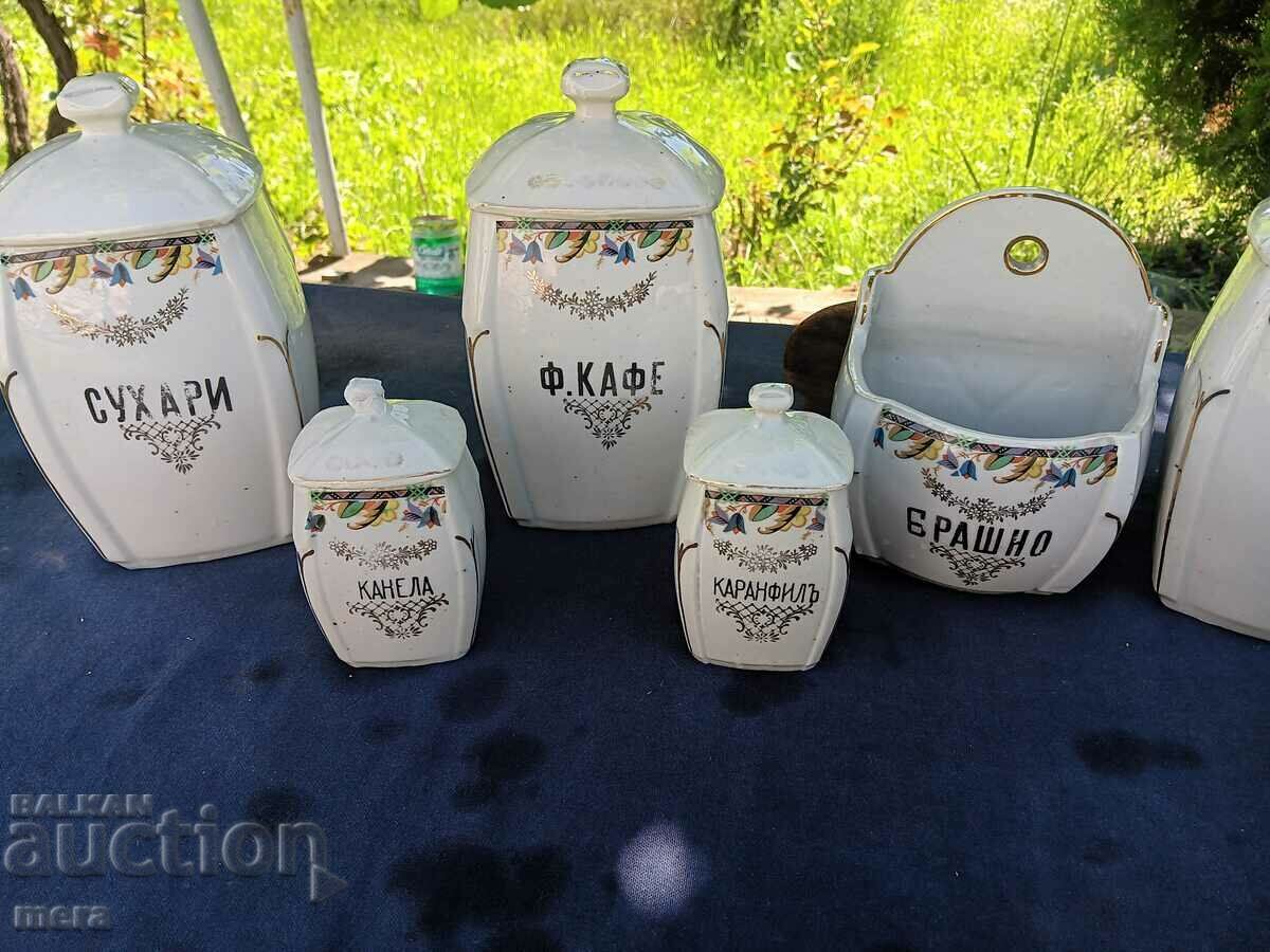 Παράδοση Πορσελάνινα βάζα μπαχαρικών από τις αρχές του περασμένου αιώνα Παράδοση Πορσελάνινα βάζα μπαχαρικών από τις αρχές του περασμένου αιώνα