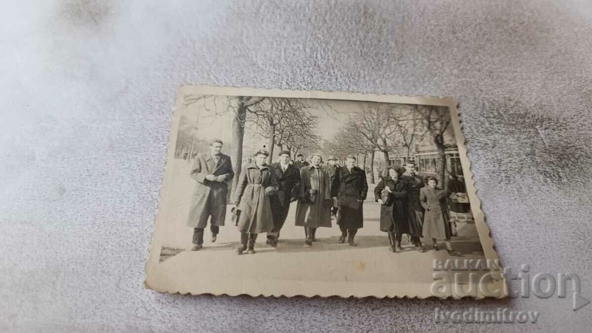 Снимка София Мъже и жени на тротоара на бул. Цар Борис III