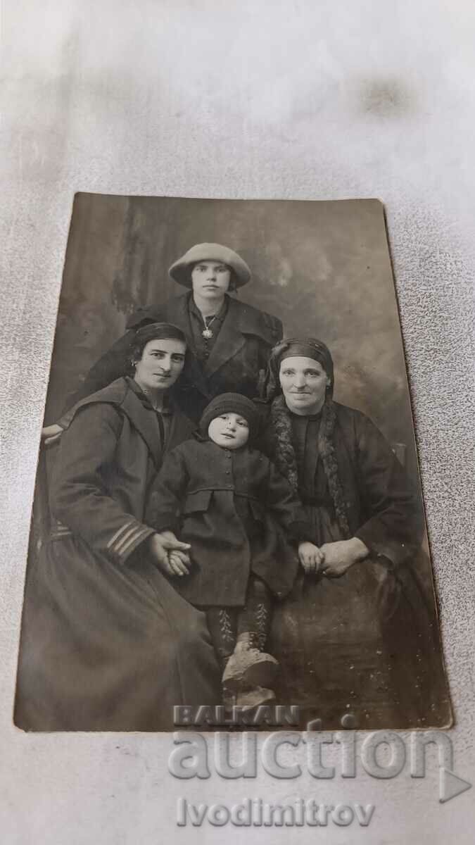 Снимка Добричъ Три жени и малко момиченце 1923