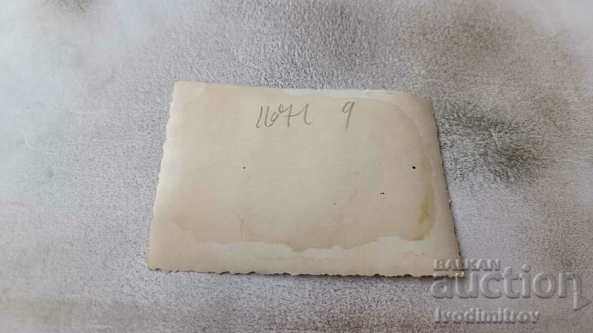 Φωτογραφία Ένας άντρας και δύο νεαρά κορίτσια στην παραλία με τιμή 1.65 BGN | € 0.84 Φωτογραφία Ένας άντρας και δύο νεαρά κορίτσια στην παραλία με τιμή 1.65 BGN | € 0.84