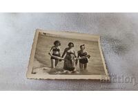 Φωτογραφία Ένας άντρας και τρεις γυναίκες στην παραλία