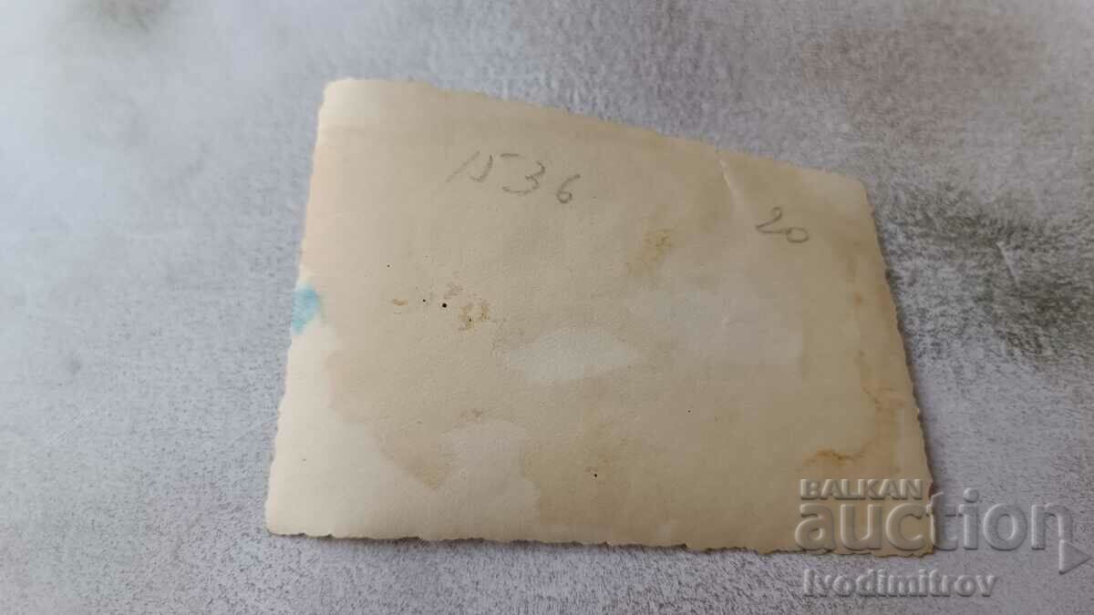 Φωτογραφία Άνδρας και νεαρό κορίτσι στην παραλία με τιμή 1.65 BGN | € 0.84