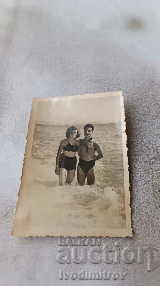Φωτογραφία Άνδρας και νεαρό κορίτσι στην παραλία
