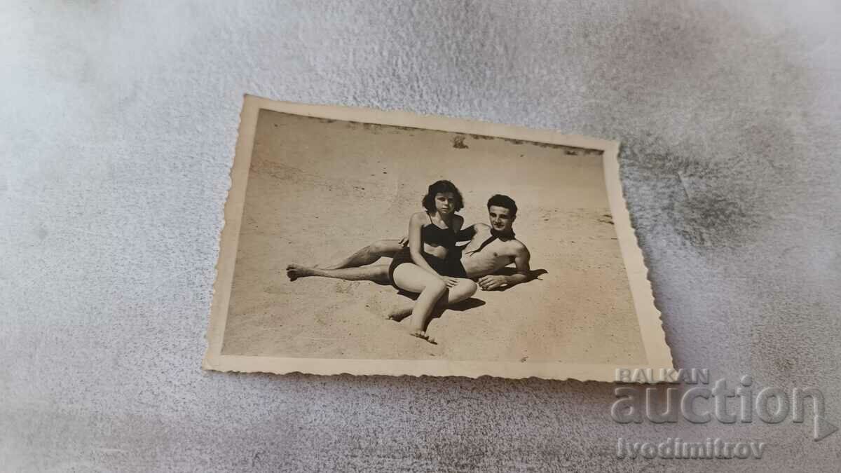 Fotografie Bărbat și fată pe plajă