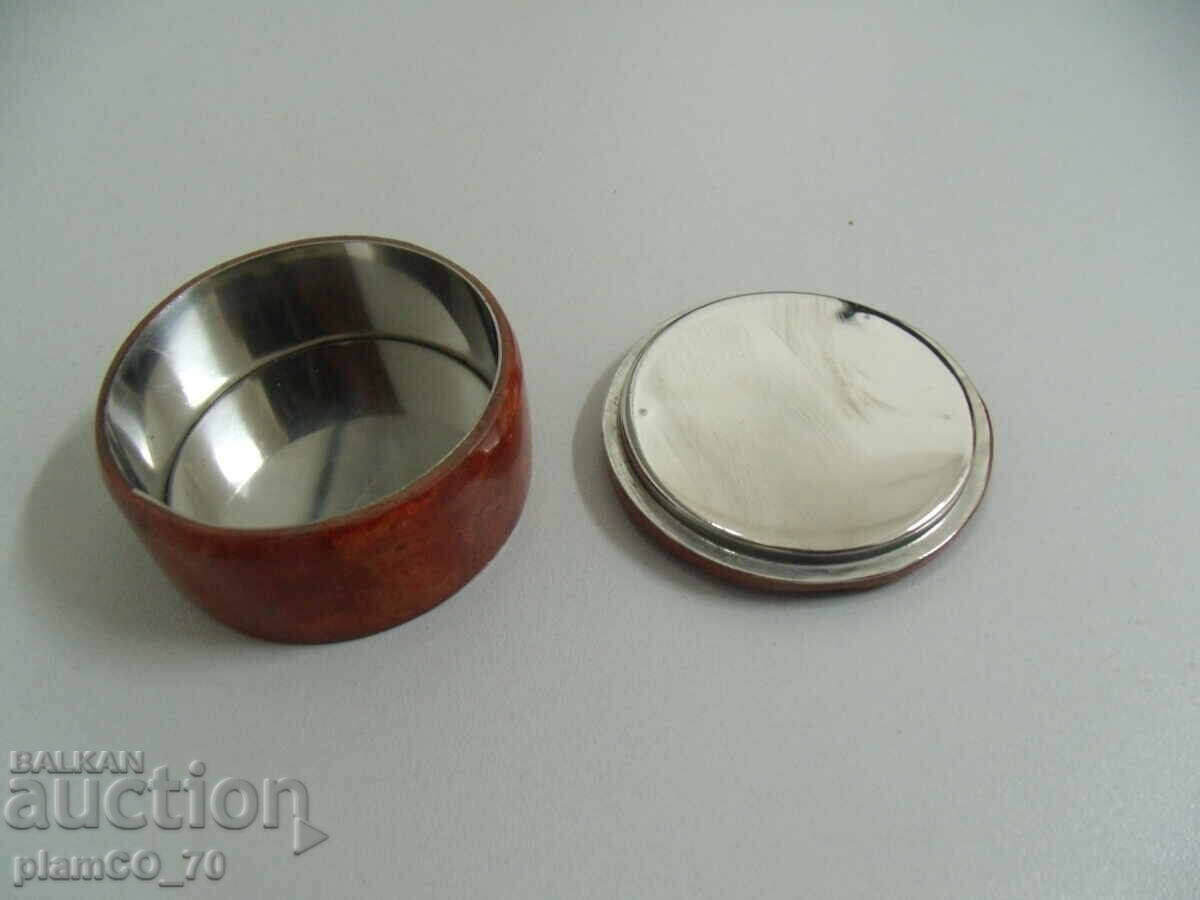 #*7554 veche cutie rotundă metalică mică cu preț 3.00 BGN | € 1.53 #*7554 veche cutie rotundă metalică mică cu preț 3.00 BGN | € 1.53