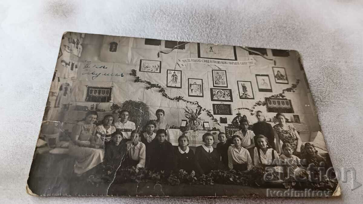 Φωτογραφία Μαθήτριες με τους δασκάλους τους σε μια τάξη