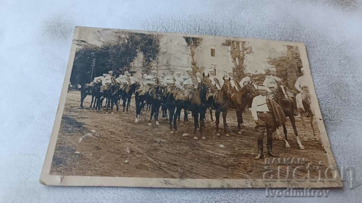 Снимка Мъже в юнашки униформи на коне