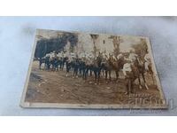 Foto Bărbați în uniforme de cavaler pe cai