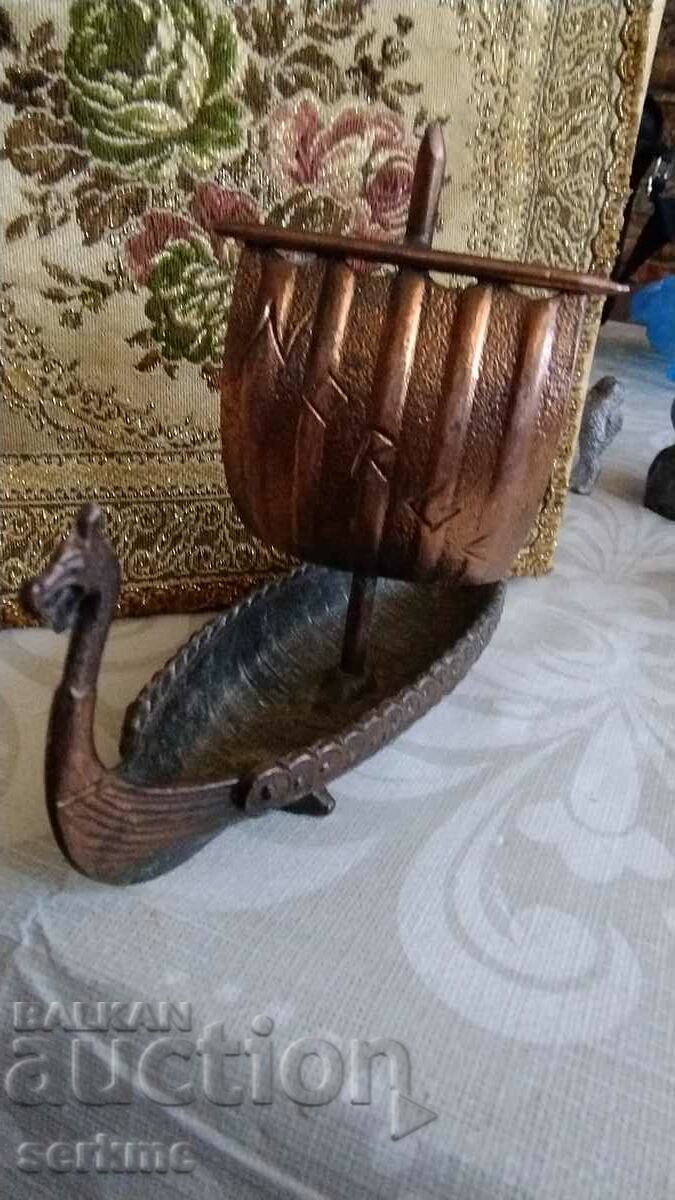 Метална фигура с цена 10.00 лв. | € 5.11 Метална фигура с цена 10.00 лв. | € 5.11