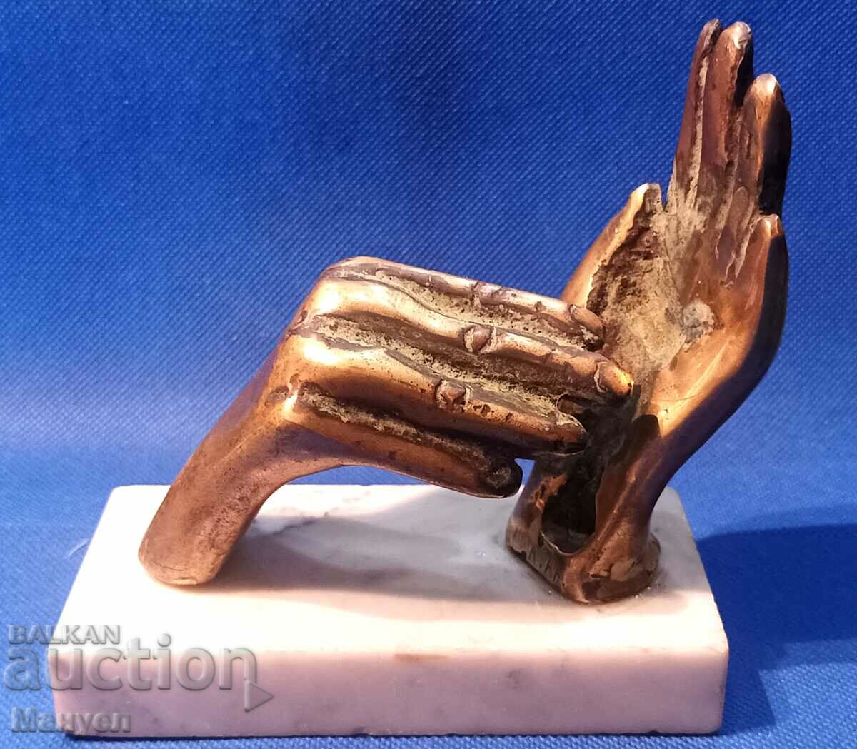 Frumoasă sculptură „Mâini”.