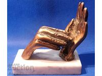 Frumoasă sculptură „Mâini”.