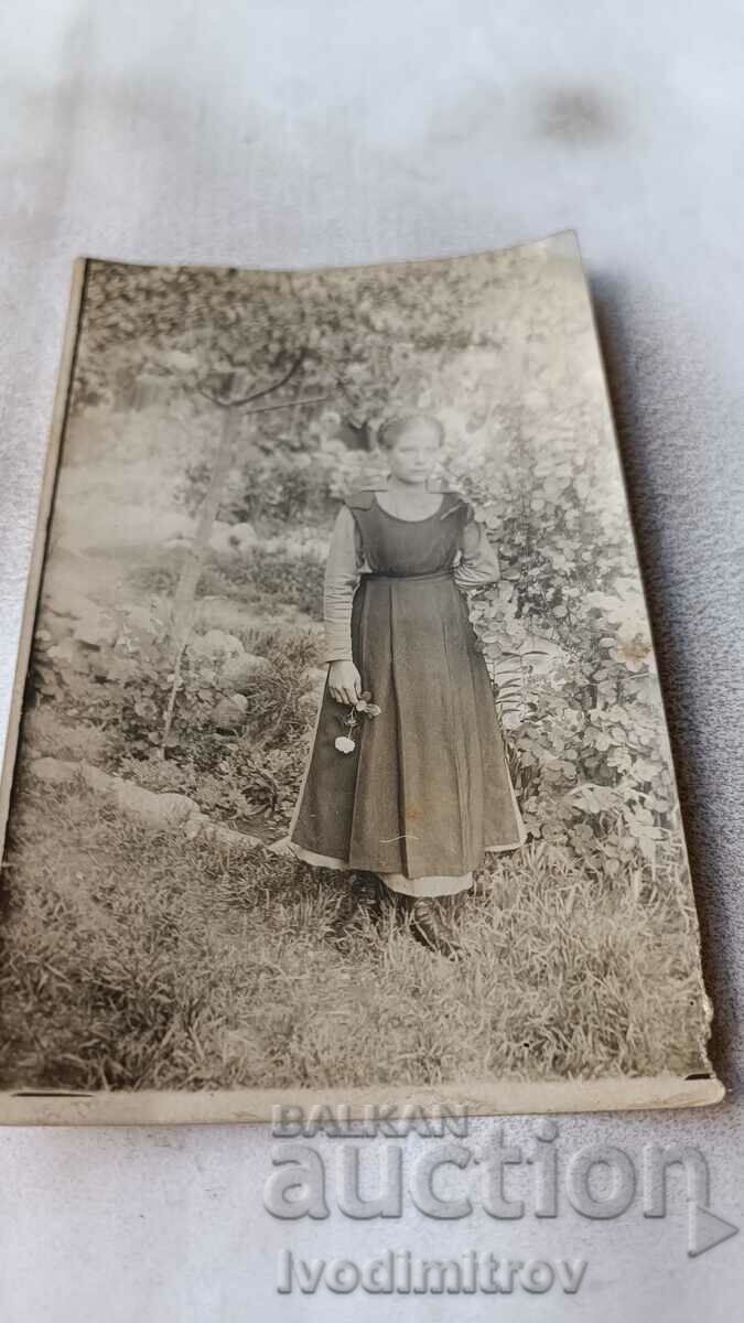 Foto Fată tânără într-o grădină comunitară