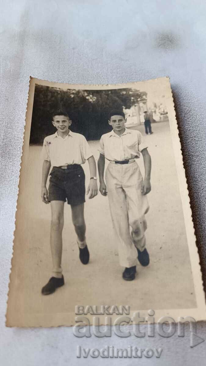 Φωτογραφία Yambol Δύο νεαροί άνδρες σε έναν περίπατο 1943