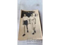 Φωτογραφία Yambol Δύο νεαροί άνδρες σε έναν περίπατο 1943