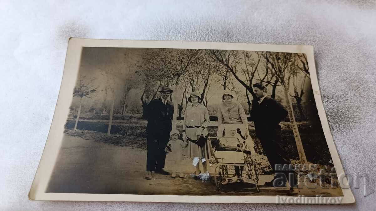 Φωτογραφία Δύο άντρες δύο γυναίκες και δύο κοριτσάκια σε ένα δρομάκι στο πάρκο