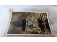 Fotografie Doi bărbați, două femei și două fetițe pe o alee de parc