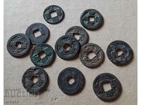 O mulțime de monede chinezești antice