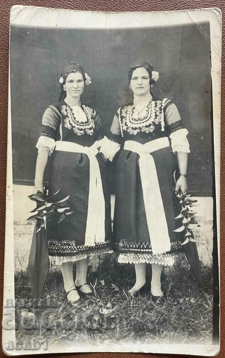 Femei în costume din satul Ikhtimansko din Jivkovo