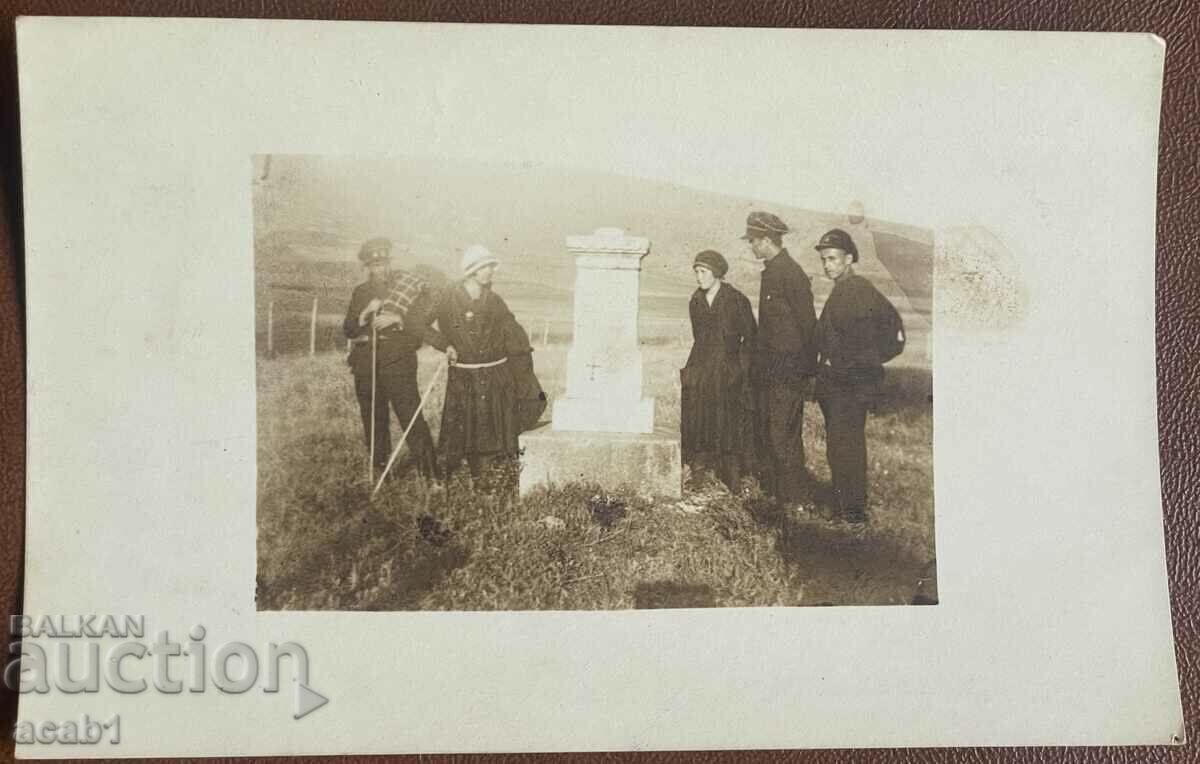 Στον τάφο (Τόπος του κρανίου) του Αλέκου Κονσταντίνοφ