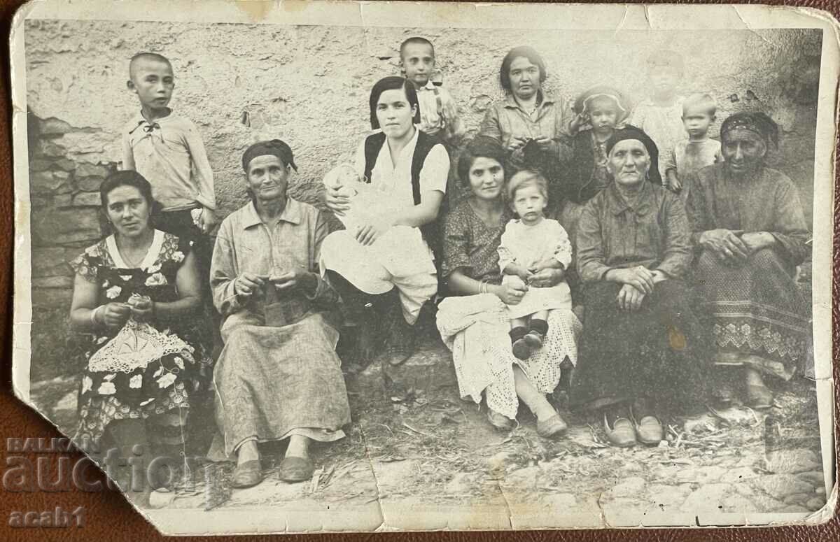 Women and Grandmothers sitting knitting
