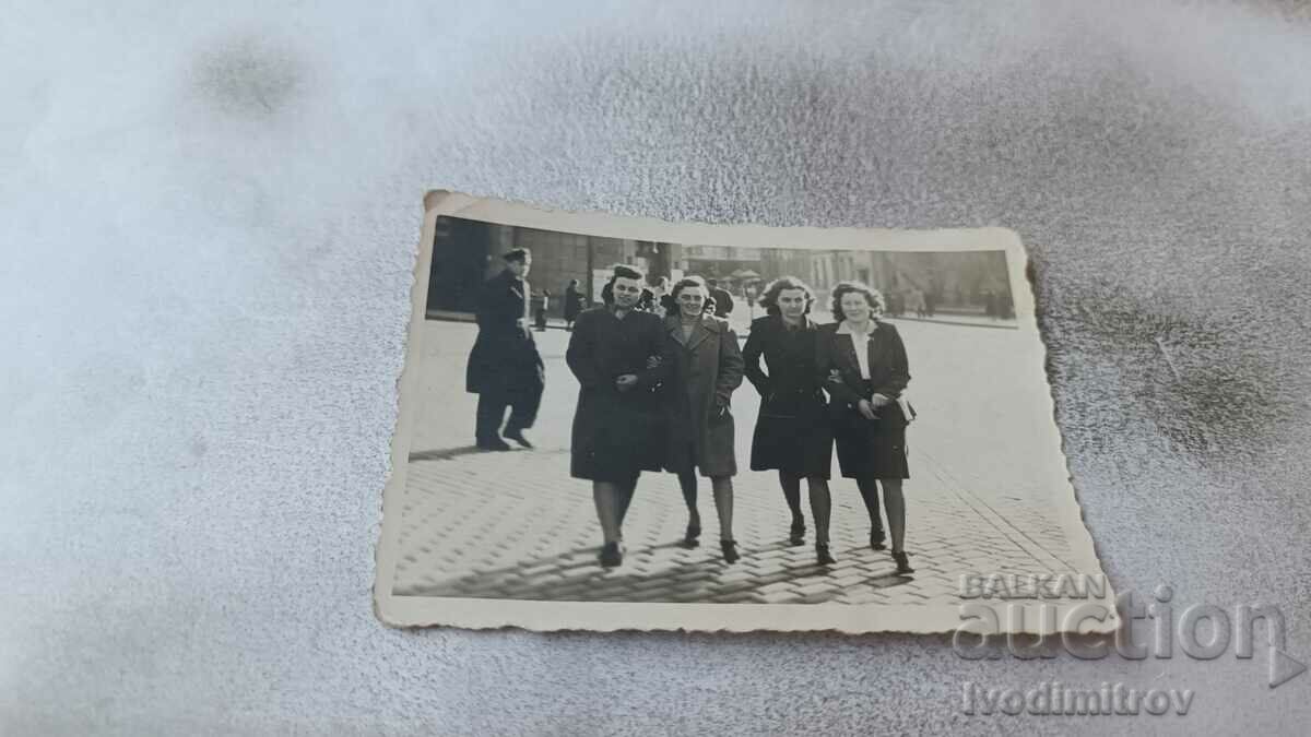 Снимка София Четири млади момичета на разходка