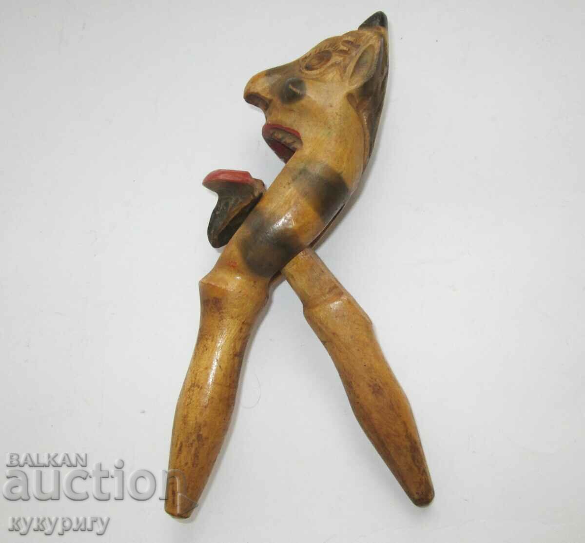 Стара етника фолклор - дървена лешнокотрошачка фигура дявол