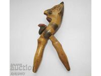 Folclor etnic vechi - figură de diavol din lemn spărgător de nuci