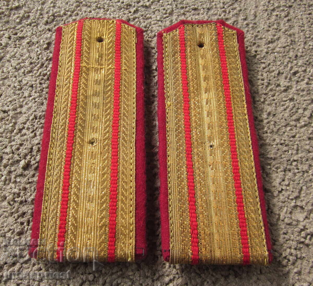 Vechi epoleți militari bulgari cu fir metalic de la un maior din perioada socialistă cu preț € 10.00 | 19.56 BGN Vechi epoleți militari bulgari cu fir metalic de la un maior din perioada socialistă cu preț € 10.00 | 19.56 BGN