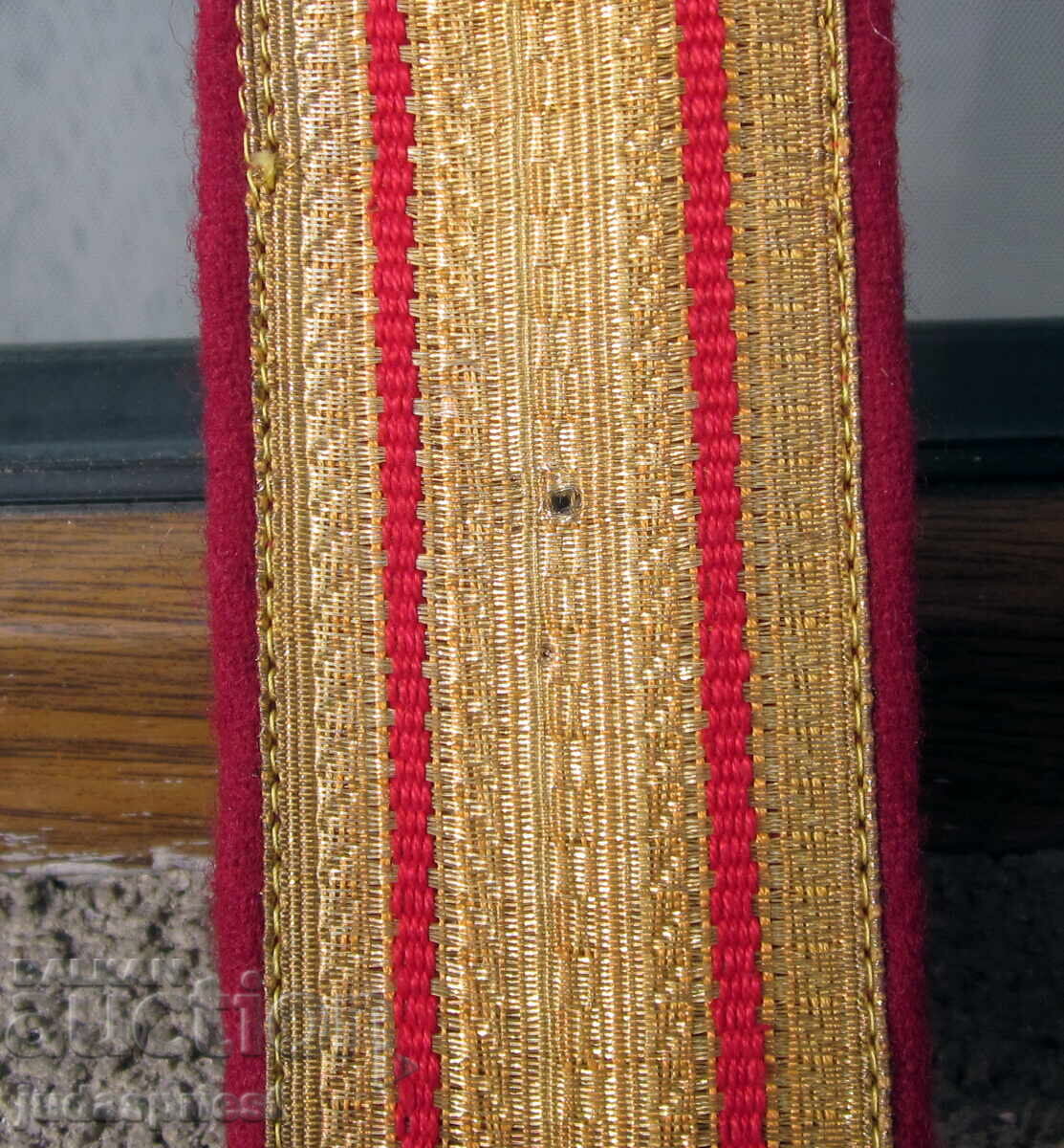 Licitație Vechi epoleți militari bulgari cu fir metalic de la un maior din perioada socialistă Licitație Vechi epoleți militari bulgari cu fir metalic de la un maior din perioada socialistă