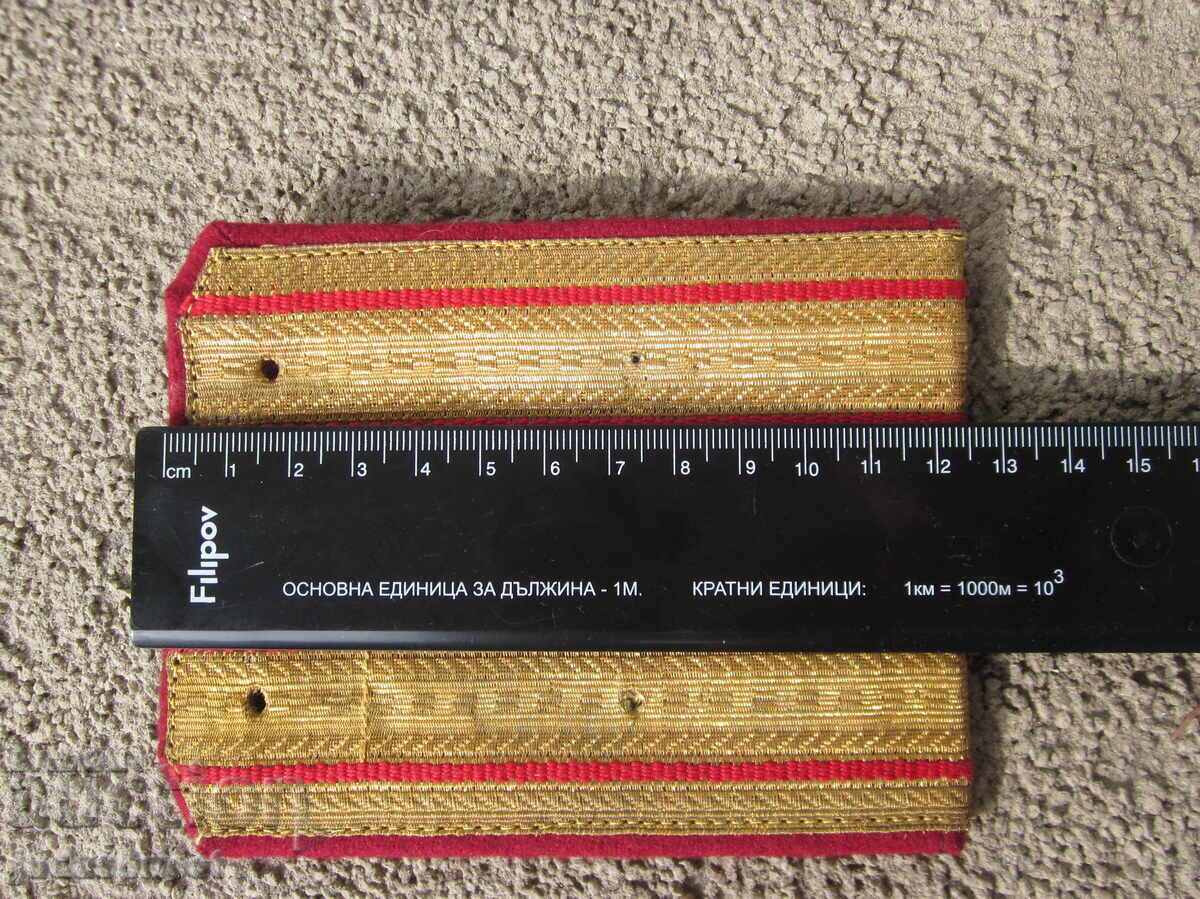 Livrarea Vechi epoleți militari bulgari cu fir metalic de la un maior din perioada socialistă Livrarea Vechi epoleți militari bulgari cu fir metalic de la un maior din perioada socialistă