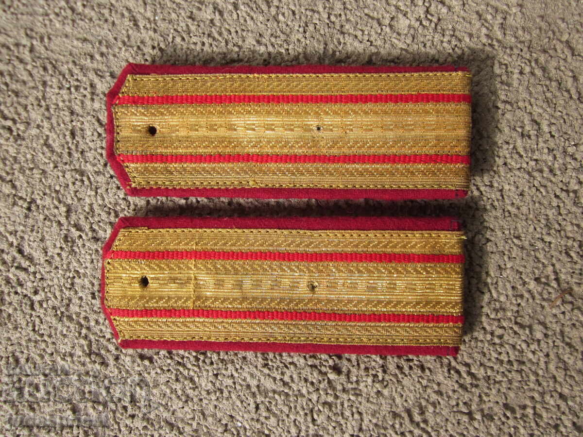Vechi epoleți militari bulgari cu fir metalic de la un maior din perioada socialistă Vechi epoleți militari bulgari cu fir metalic de la un maior din perioada socialistă