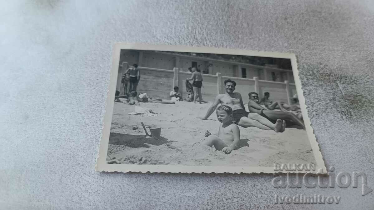 Fotografie Varna Doi bărbați și un băiețel pe plajă 1936