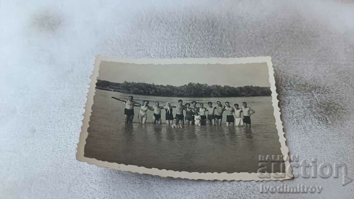 Снимка Мъже и жени в реката