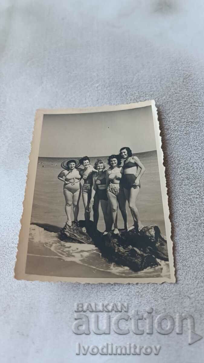 Foto Femei pe pietre pe malul mării