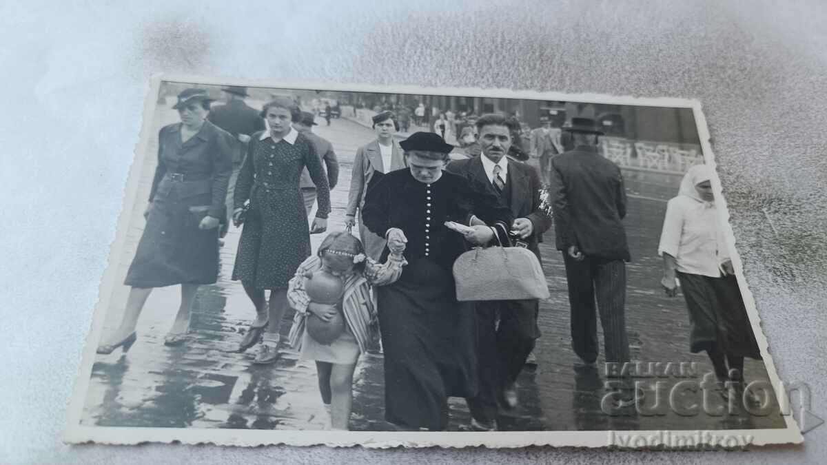 Φωτογραφία Βελιγράδι Άνδρας, γυναίκες και κορίτσια σε έναν περίπατο 1937
