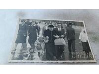 Снимка Белград Мъж жени и момичета на разходка 1937