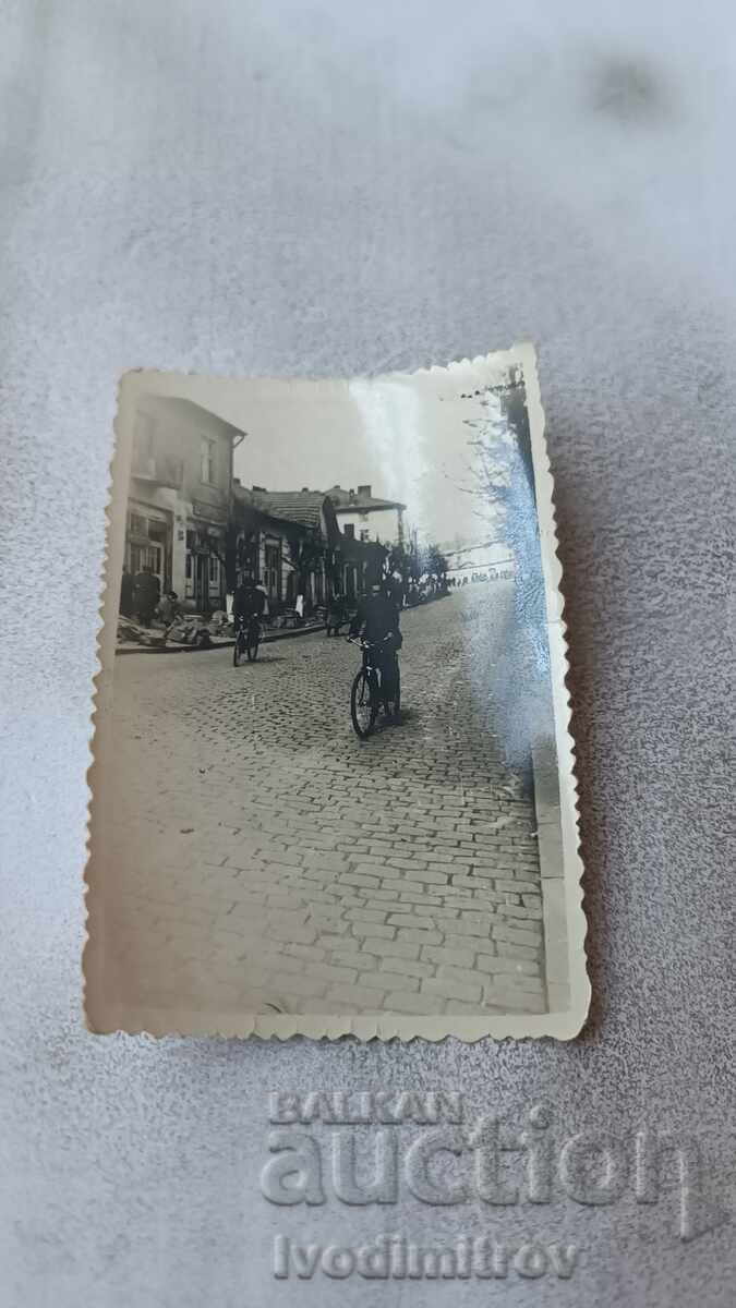 Photo Two men with vintage bicycles on the street