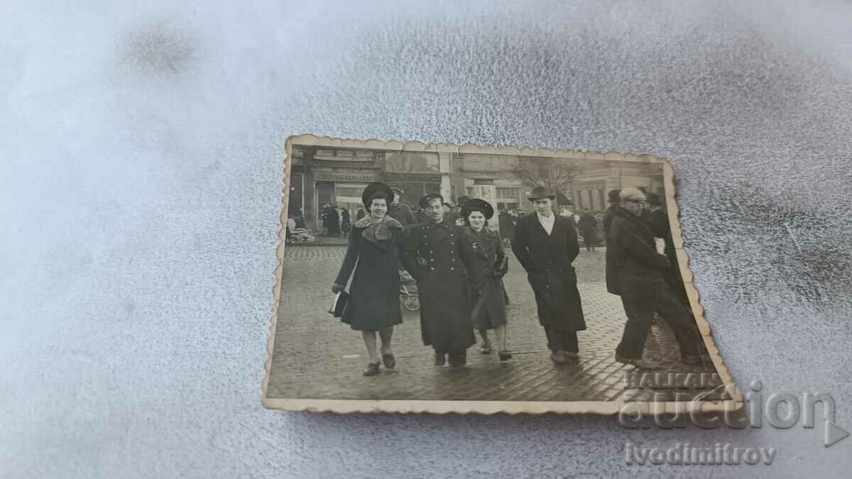 Снимка София Офицер мъж и две жени на разходка