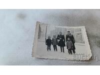 Dna Karnobattu Bărbat, femeie și trei copii pe stradă iarna