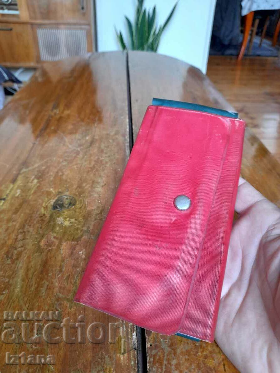 Стар ученически несесер с цена 11.00 лв. | € 5.62 Стар ученически несесер с цена 11.00 лв. | € 5.62