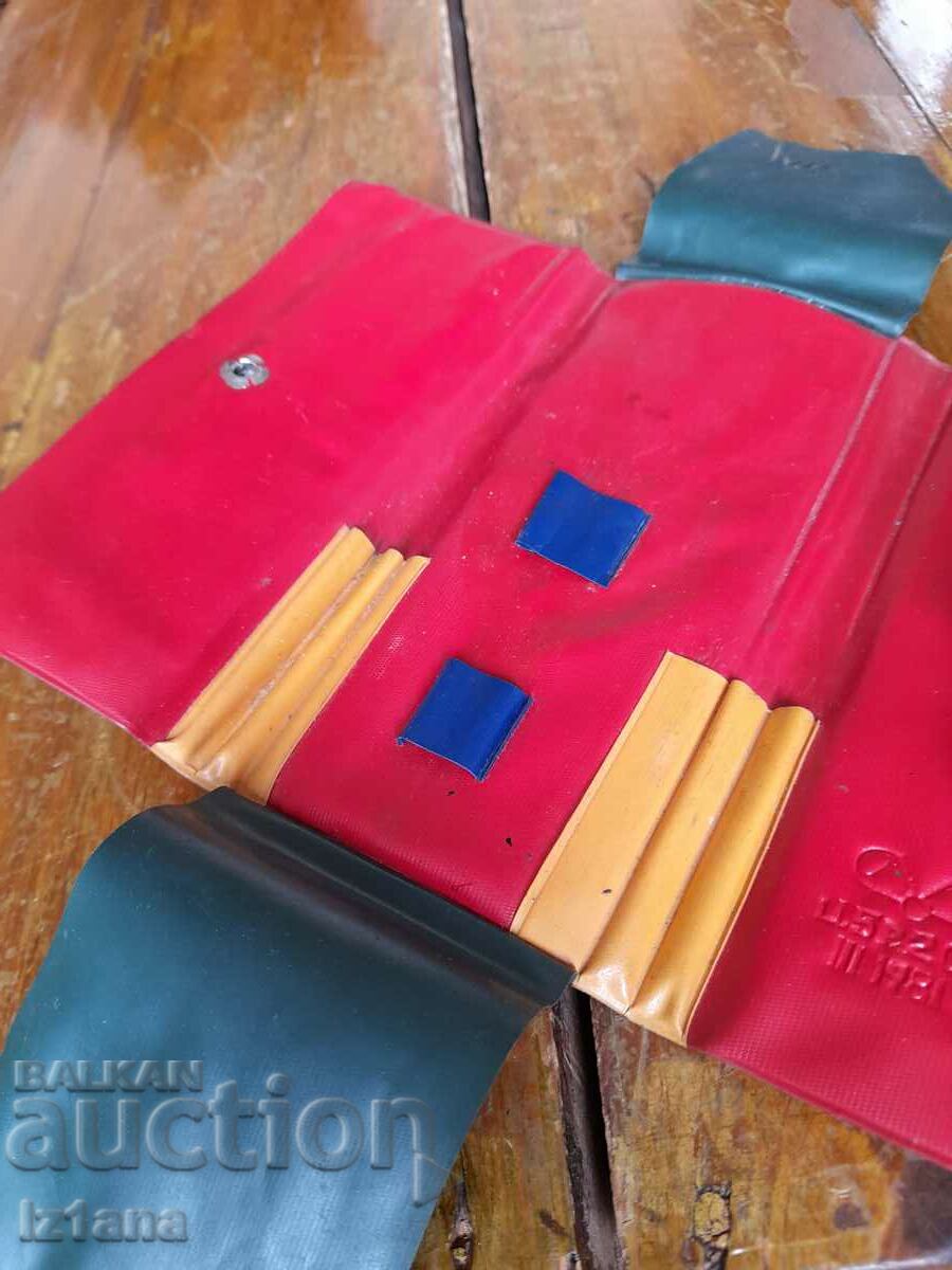 Стар ученически несесер - 5 Стар ученически несесер - 5