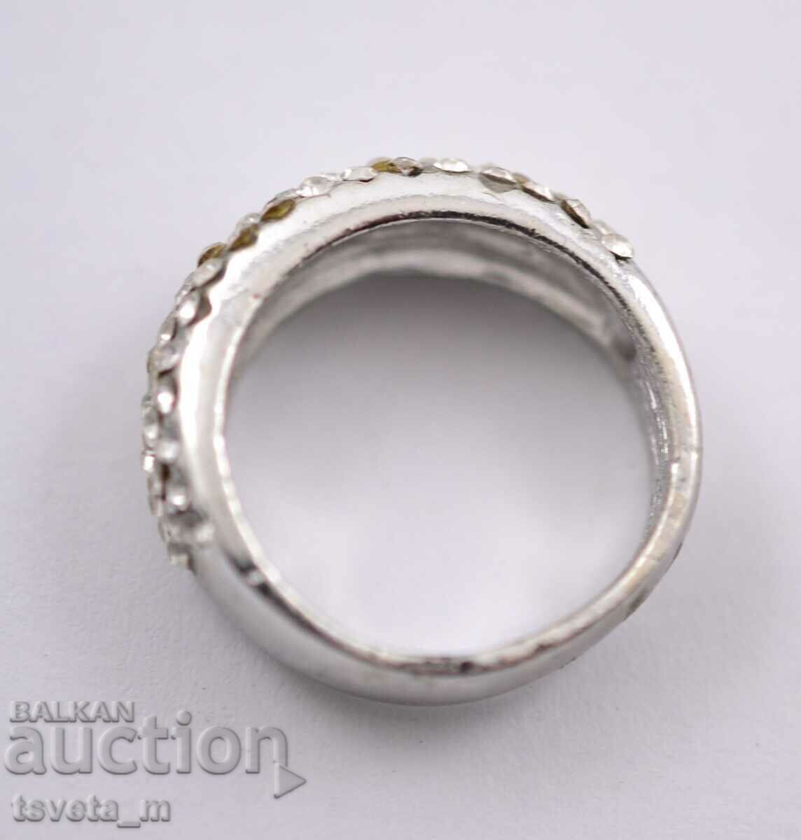 Auction  Ring ring with white zircons