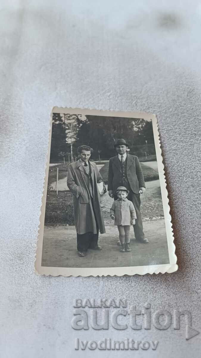 Снимка София Двама мъже и момченце в парка 1940